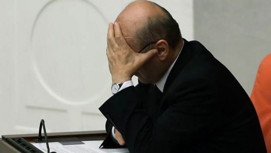 Kendini savunurken ağlamaya başladı