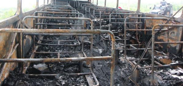 Üniversite otobüsünü yaktılar!