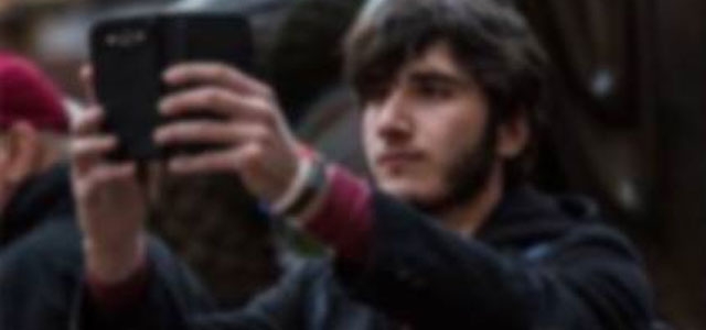 Karısıyla selfie çeken kişiyi dövdü