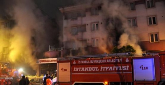 Bağcılar'da yanan mağaza, 6 saatte söndürülebildi