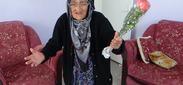 110 yaşındaki Zeliha nineye Anneler Günü kutlaması