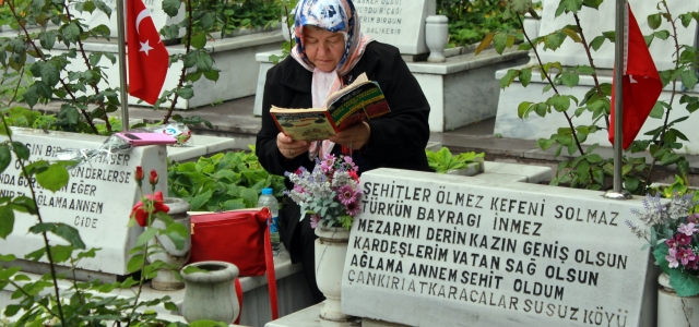 Şehitlik'te buruk Anneler Günü