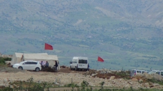 Karakol inşaatına PKK bayrağı astılar