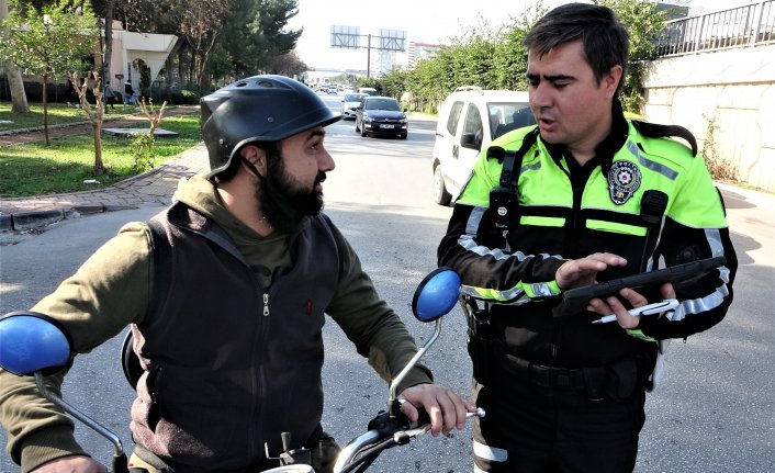 Ehliyetsiz yakalandı şok üstüne şok yaşadı! Polislerle diyaloğu güldürdü