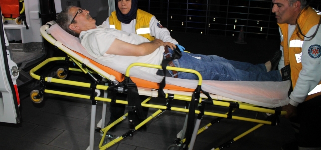 Kapıyı açmayan babasını bıçakladı!