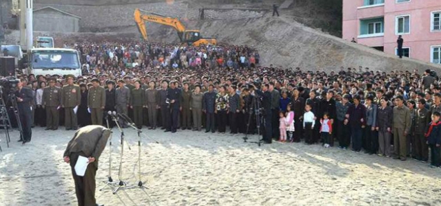 Halkın önünde eğilerek özür diledi