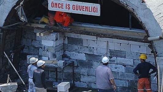 Soma’da madenin girişine duvar örülüyor