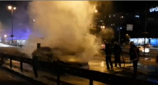 Seyir halindeki otomobil alev topuna döndü