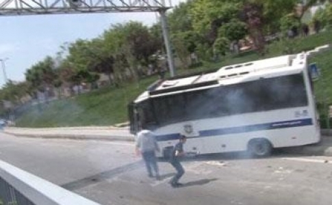 Çevik kuvvet otobüsüne saldırı!