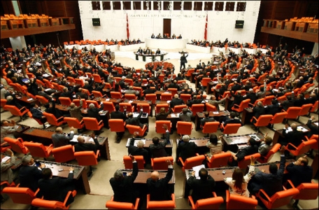 Ak Partili 70 vekil, rüşvet soruşturmasına yorum yapmadı