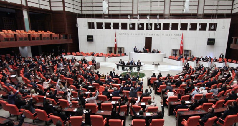 Başörtüsüne anayasal güvence getiren madde Komisyon'da kabul edildi