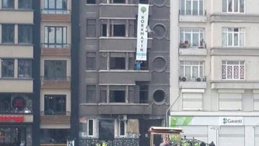 Taksim'de bu pankarta gözaltı!