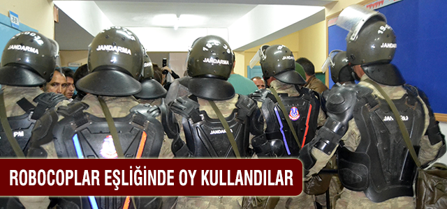 Robocoplar eşliğinde oy kullandılar