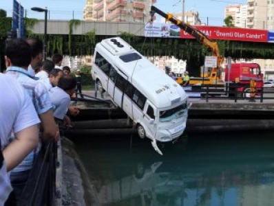 Yolcu dolu minibüs sulama kanalında asılı kaldı!