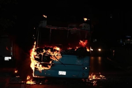 PKK'lılar halk otobüsünü yaktı