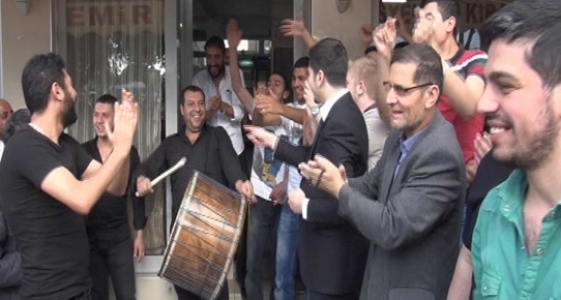 Polisleri davul zurna ile karşıladılar