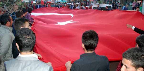 Türk bayrağının indirilmesi tüm yurtta protesto edildi