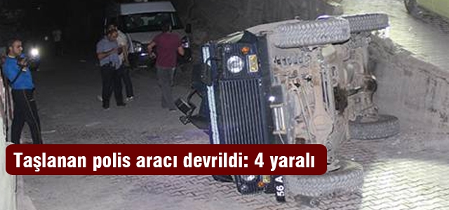 Taşlanan polis aracı devrildi: 4 yaralı