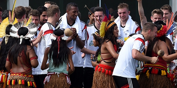 Almanlar 23 tonluk bagajla Brezilya'da