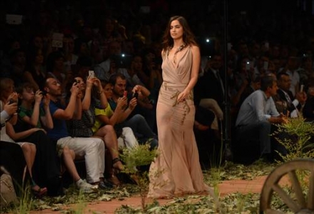 Irina Shayk kıyafetlerine hücum!