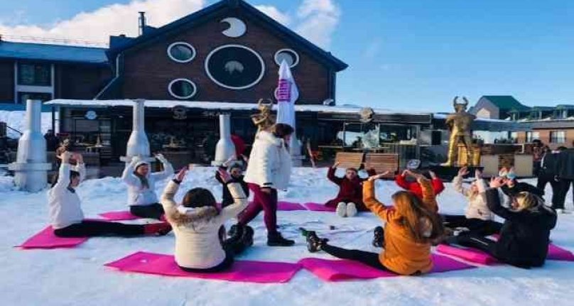 Uludağ'da karların üzerinde yoga yaparak ısındılar