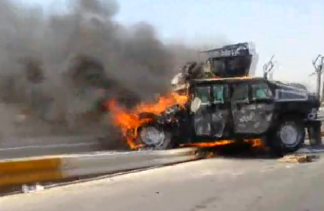 Musul sokakları yanmış askeri araçlarla dolu!