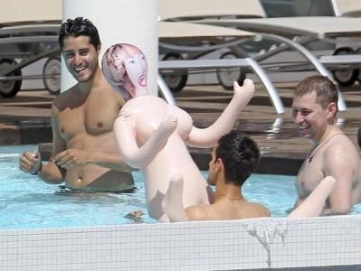 Dünyaca ünlü sporcu şişme kadınla!