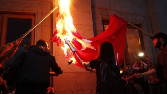 Türk bayrağını yaktı, beraat etti