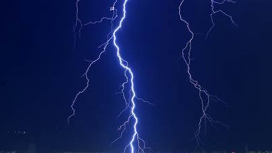 Oturma eylemi yapan işçilerin üzerine yıldırım düştü