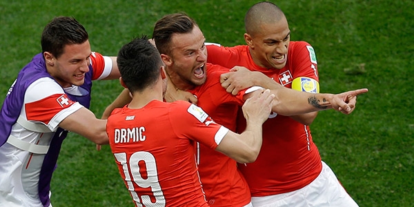 İsviçre son dakikada güldü