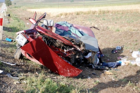 Burdur'da feci kaza: 2'si çocuk 5 kişi öldü