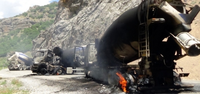 PKK'lılar Tunceli'de 5 beton mikserini yaktı