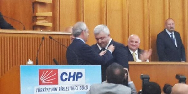 Tuncay Özkan CHP rozetini taktı