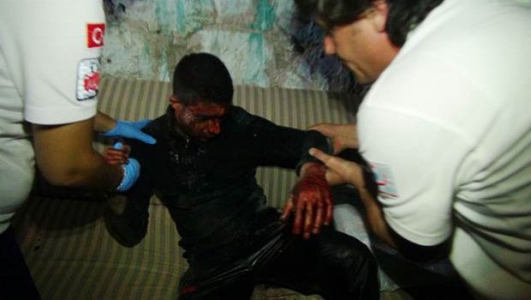 Kanlar içinde bir eve sığındı