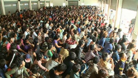 Bir söylentiyle 200 bin işçi ülkeyi terk etti