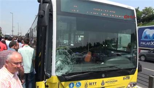 Su satıcılarına metrobüs çarptı