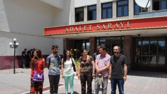 Öcalan posterini düzeltmeye 10 ay hapis