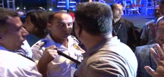 Üniversitede güvenlik gazetecilere saldırdı