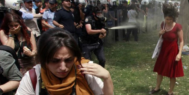 Kırmızılı Kadın Başbakan'dan şikayetçi oldu