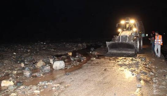 Sağanak yağış yol kapattı