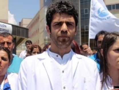 Doktoru 15 dakika boyunca dövdüler