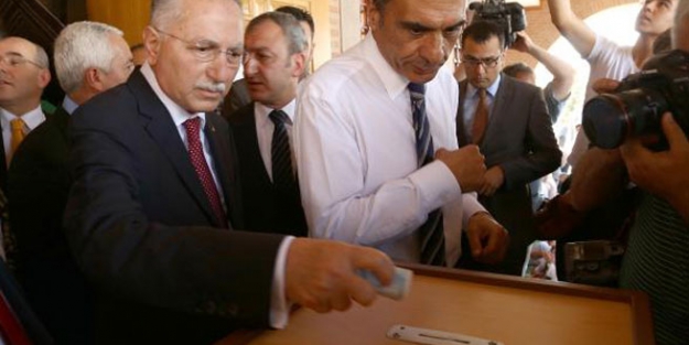 Ekmeleddin İhsanoğlu Cuma namazı çıkışı bağış yaptı