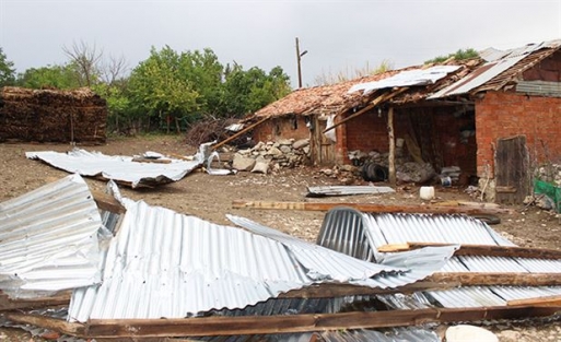 Fırtına teravih çadırının uçurdu