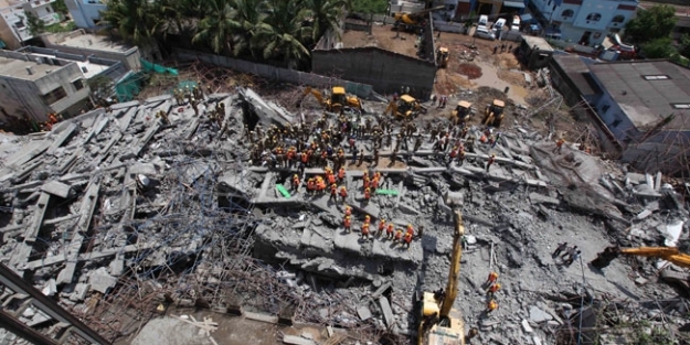 Hindistan'da 2 ayrı bina çöktü! 27 ölü