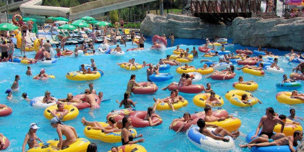 Küçük turist havuzda boğuldu