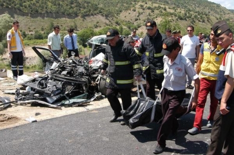 Hurdaya dönen otomobilde 4 kişi öldü!