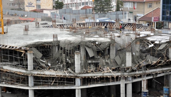 Üzerine beton artığı dökülen 2 işçi öldü