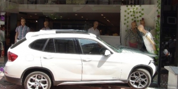 Yaşlı kadın lüks cipiyle iş yerine girdi!