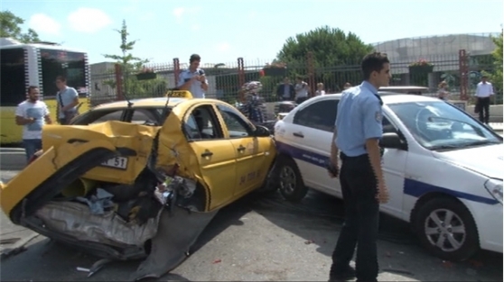 Kadıköy'de freni boşalan minibüs ortalığı birbirine kattı