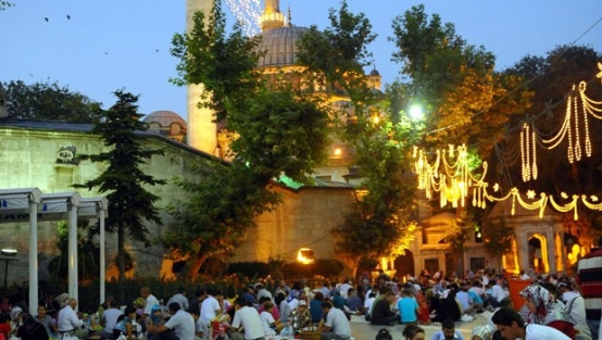 Eyüp Sultan Türbesi ziyaretçilerine kavuştu